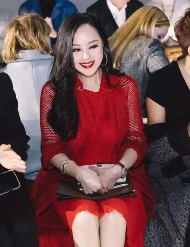 章小蕙|章小蕙身材才有女人味，白衬衫配泼墨裙，同框“校花”曾黎更贵气