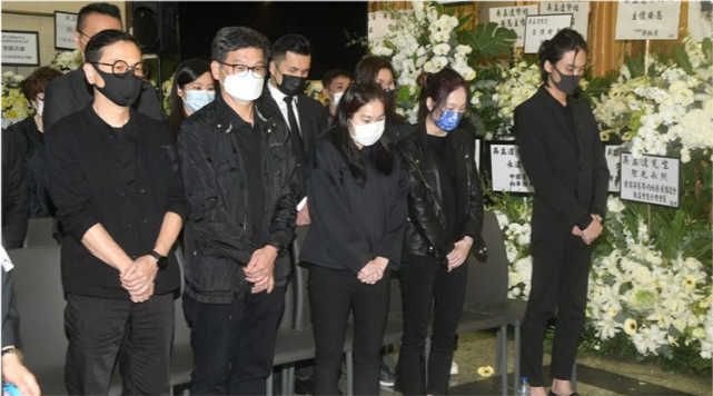 吴孟达|吴孟达出殡白发母亲首现身,伤心痛哭步履蹒跚,需俩亲友搀扶