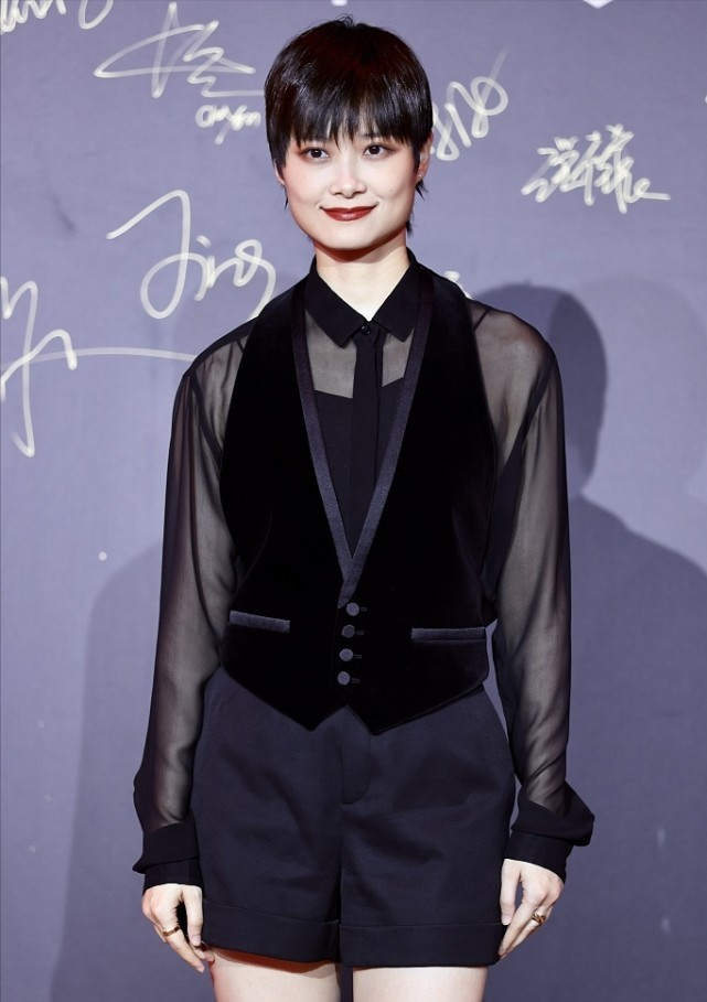 Lady变美日记|“中性风”代言人李宇春，穿透光衬衫越来越妩媚，有点女人味了