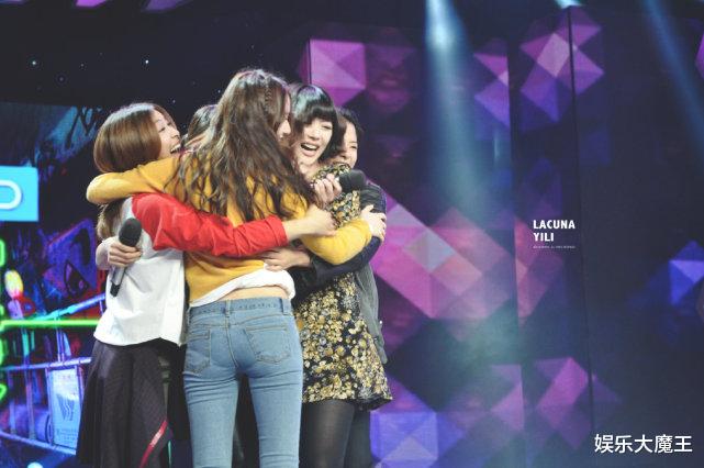 雪莉|郑秀晶晒函数合照庆12周年，雪莉蹲宋茜旁边躲猫猫笑的好甜