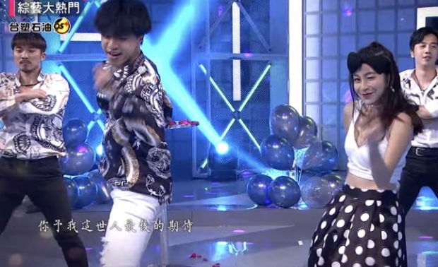 凯莉|荧幕cp成真！27岁女星与大10岁男友车内亲吻，靠肩依偎同回住宅