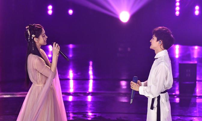 李小萌|李小萌上央视胖成球意外美翻！穿背带却是二胎妈，大圆脸有旺夫相