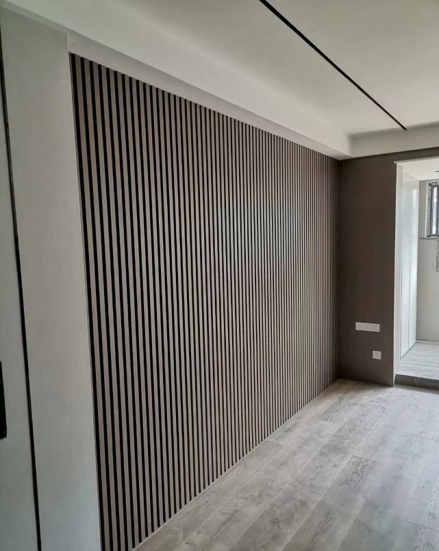 |158平现代风格装修，木格栅沙发墙、黑白灰卫生间，无主灯客厅