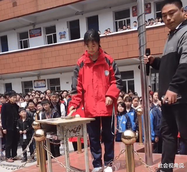 社会视角说 河南：学校组织学生当众砸手机，校方称家长赞成，评价褒贬不一