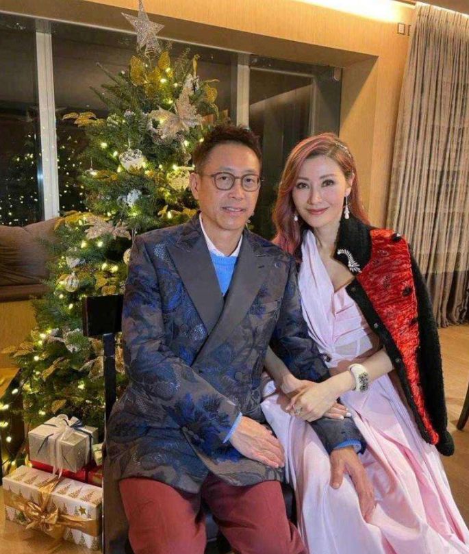 李嘉欣|李嘉欣也剪了短发，穿小香风外套阔太范十足，配粉色内搭真显年轻