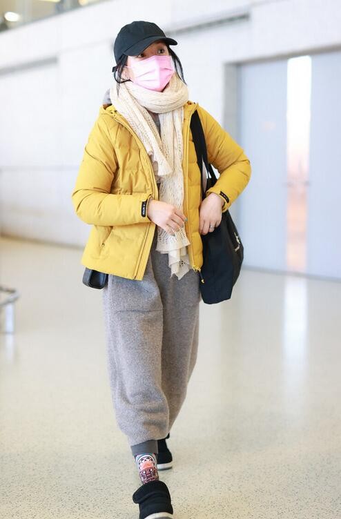 张萌|周迅认真过冬第一人，羽绒服搭配针织裙+保暖裤，看似邋遢很元气