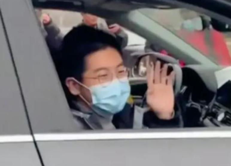 带货|孙卓迎18岁生日，孙海洋夫妇开直播庆祝，孙爸称将研究速冻包子