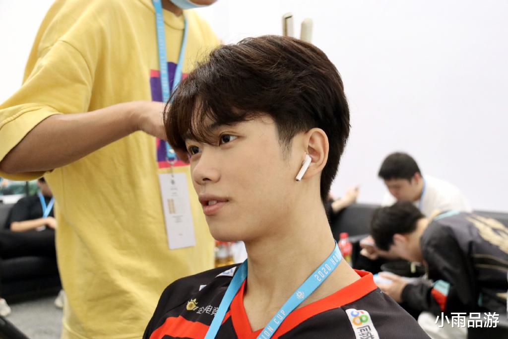 ag战队|AG冠军边路归队，汤汤也开始跟训，初晨或会被轮换