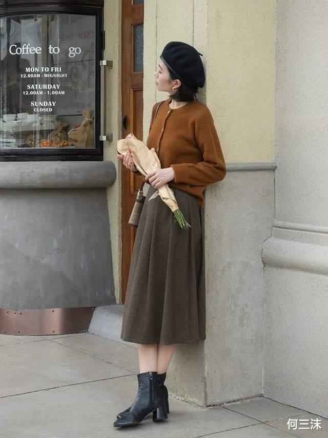 何三沫 40岁的女人不要胡乱扮嫩，可以试试针织开衫配半身裙，温柔又减龄