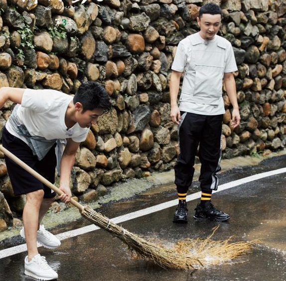 傅晶|62岁倪萍节目拿菜刀炒菜！翻炒娴熟一脸淡定，朱广权站旁边好惊讶