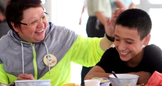 |秘密生子?50岁韩红带娃出行包裹严实,小萌娃胖乎乎长相酷似韩红