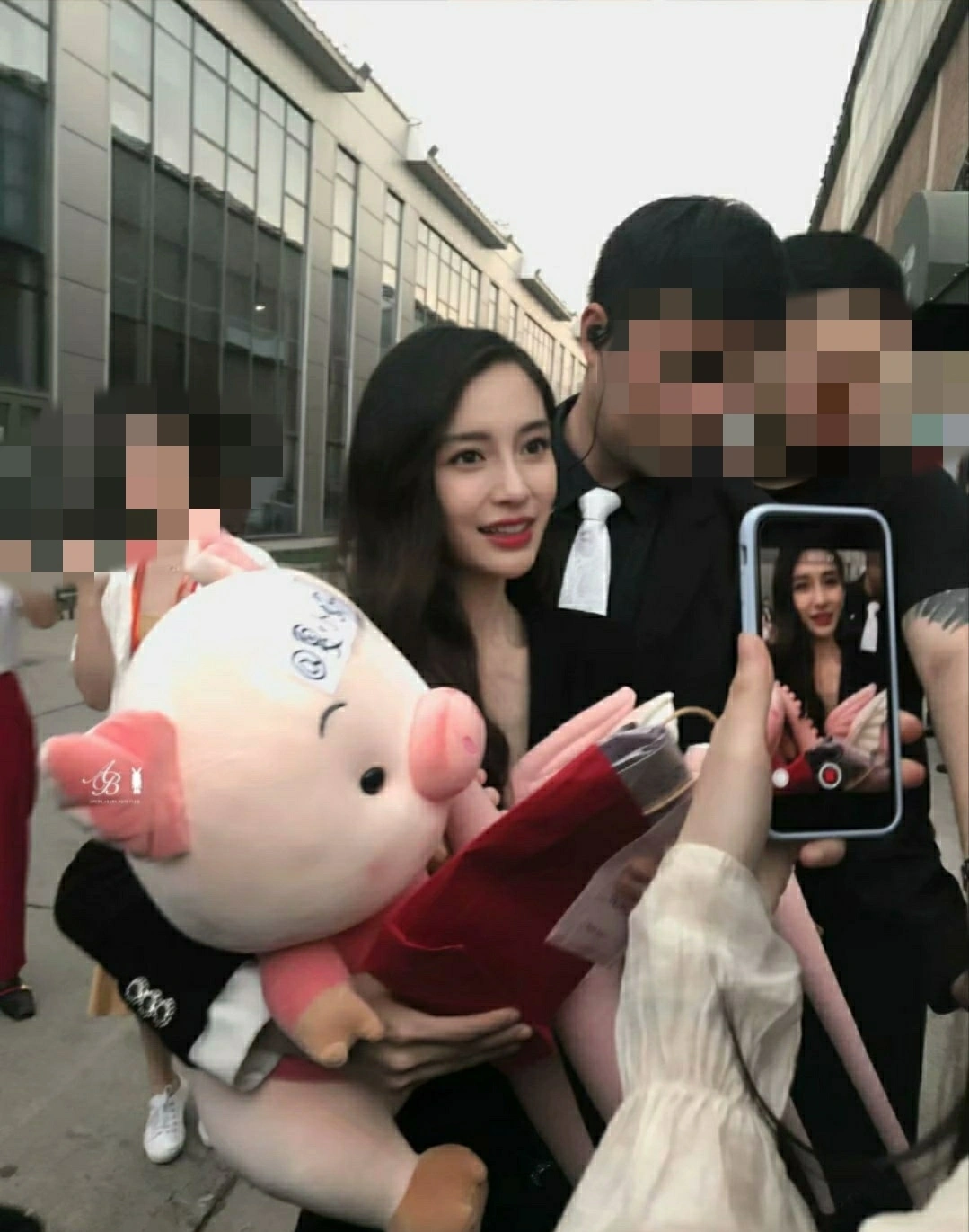 |明星现实生活中真的那么好看吗？