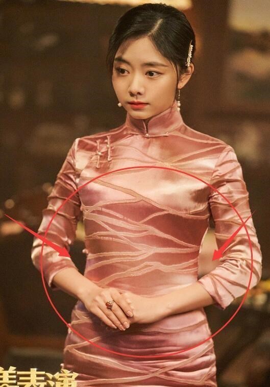 谭松韵|谭松韵首次挑战旗袍造型，气质成熟，我却在关注她的腰围
