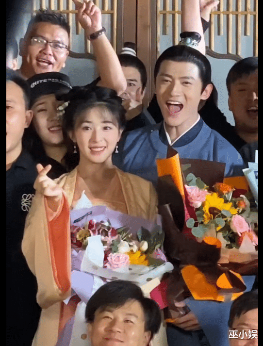 乔晶晶|张含韵佟梦实恋情曝光?两人一同骑车出行,十指紧扣回酒店