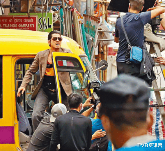 郭富城|首次挑战演丑角！56岁郭富城新戏变身龅牙大贼，闹市上演枪战惹注目