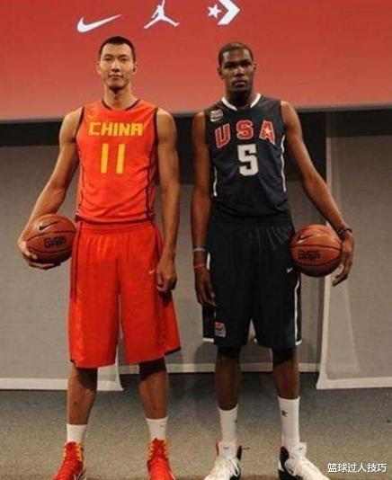 字母哥|普通人离NBA有多远？看看天赋对比照片，字母哥跟腱快到球迷膝盖