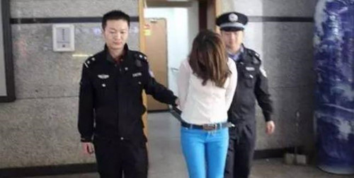 上海一19岁女孩学校产子,将婴儿从4楼扔下坠亡,鼻子还塞着纸巾