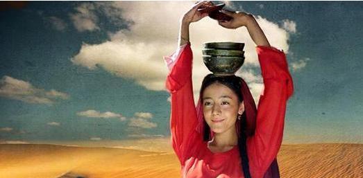 迪丽热巴|迪丽热巴玩手机，当镜头绕到正面，看到她胳肢窝，有点大煞风景！