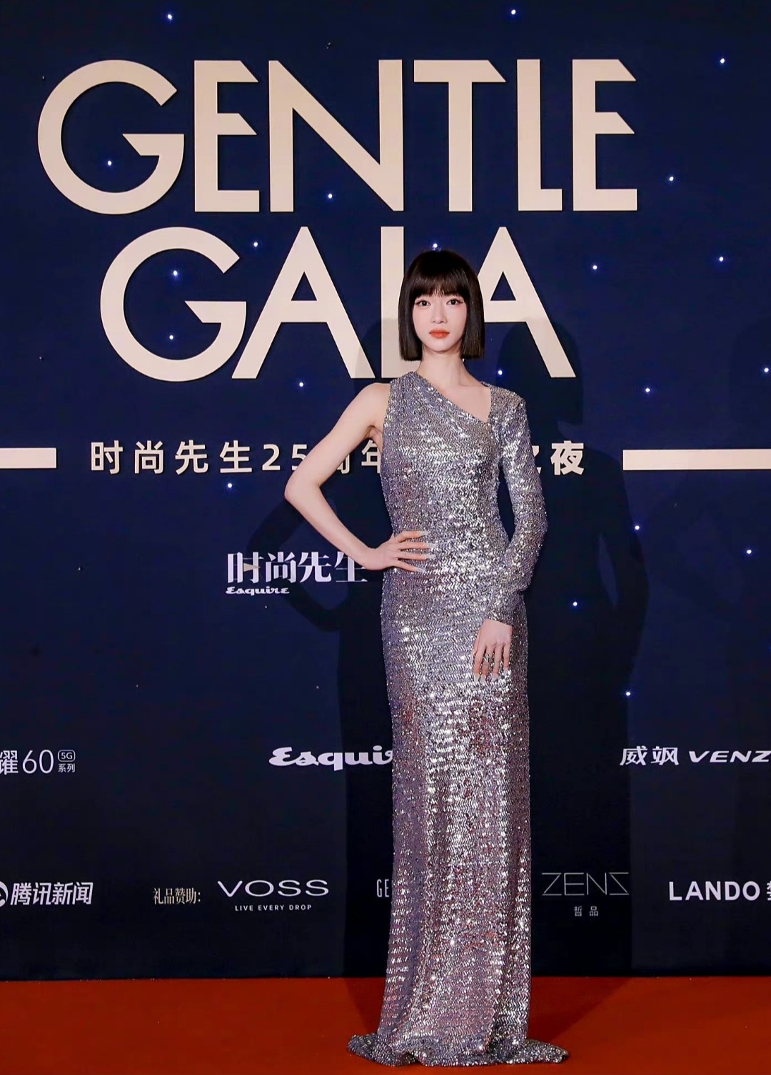 景甜|景甜惊艳宋轶甜美,2022年的第一波红毯,女艺人们同台比美