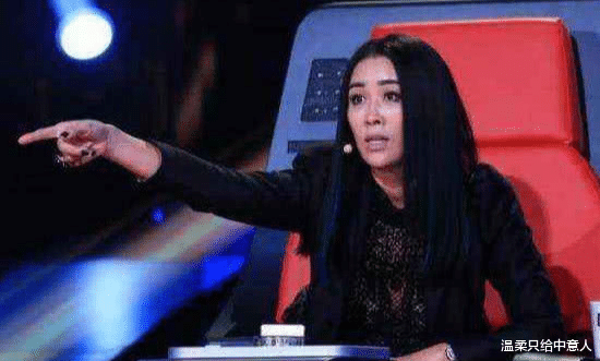 刀郎|49岁刀郎近照，二婚老婆是我们熟悉的她，长得年轻貌美