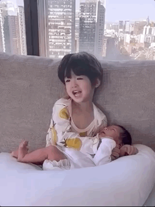 陈坤|姜潮晒儿子宠妹日常，2岁丹尼尔对妹妹又亲又抱，秒变小暖男