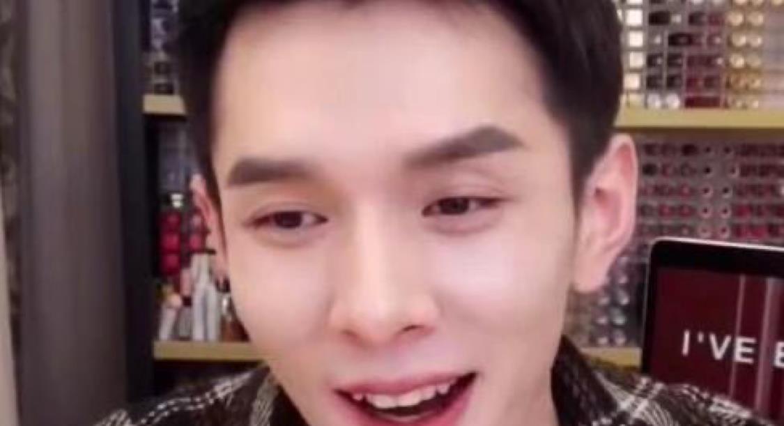 王灿|无人不知的李佳琦，但谁又知道他直播场数比一年天数还多？