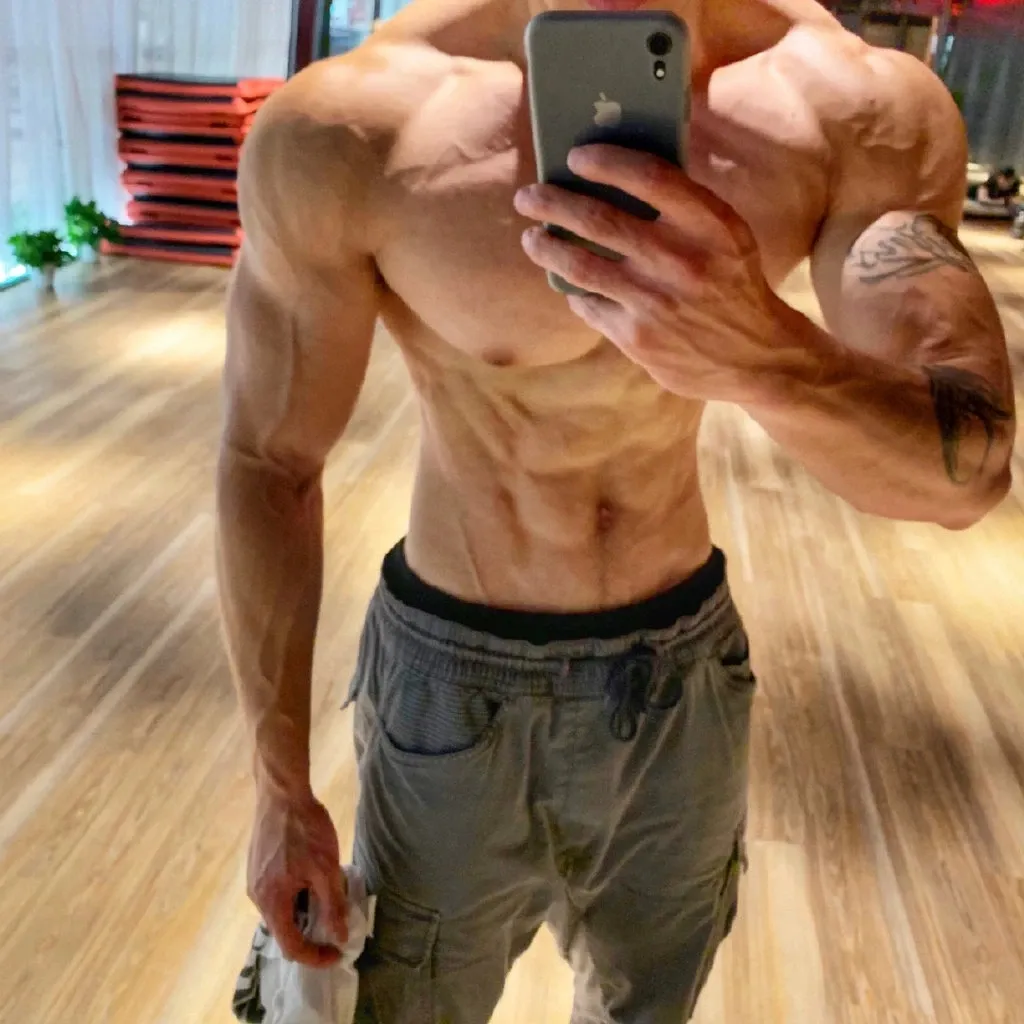 松山芭蕾舞团|酷似林更新的185肌肉私教被抓拍，没想到他的沙滩照更好看