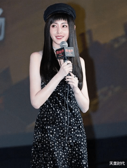 刘海|有刘海的张天爱更美了，星空裙配报童帽，暗黑系甜美路线真耐看
