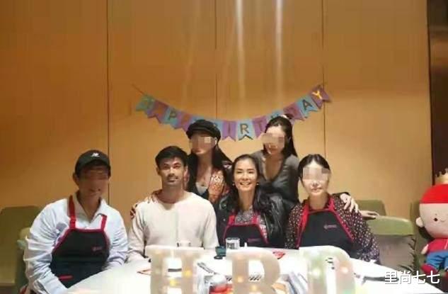 韦唯|58岁韦唯海底捞庆生，仨儿子只剩老幺作陪，精心打扮难掩落寞感