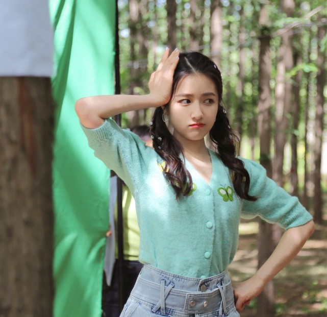 针织衫|双马尾的李兰迪很甜美，穿蓝绿色针织衫配高腰裤，简约不失初恋感