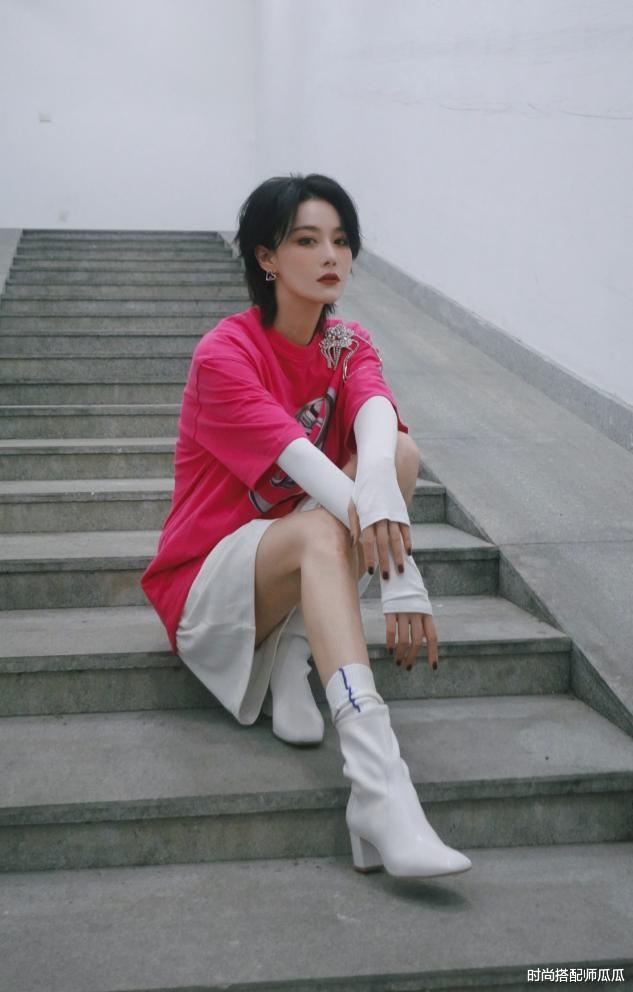 穿衣搭配|短发的张馨予别有风韵，穿低领连衣裙秀凹凸曲线，女人味十足