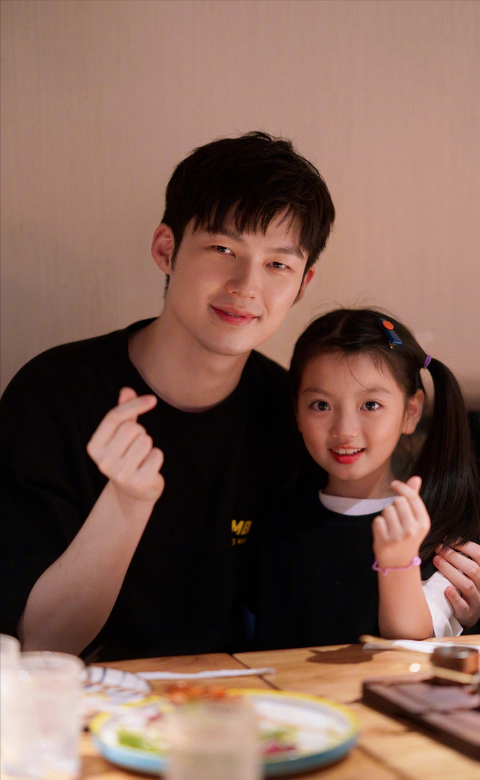 董力|9岁阿拉蕾近照认不出，时隔3年骑董力脖子，董力：你长大了，我也老了