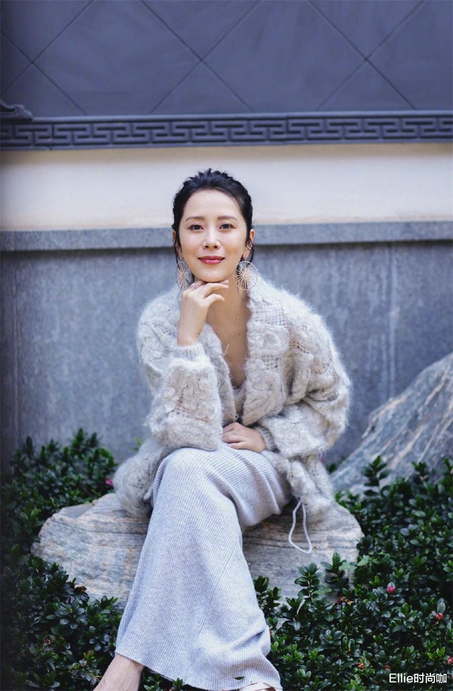 Ellie时尚咖|44岁海清终于放开了,穿半透吊带裙出席活动,成熟又性感