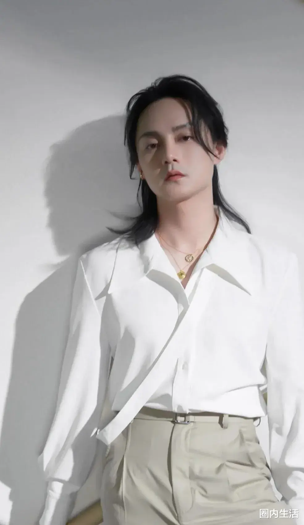 关晓彤|关晓彤最近因为和某些小生来往过近，因此收到了小生团队的警告