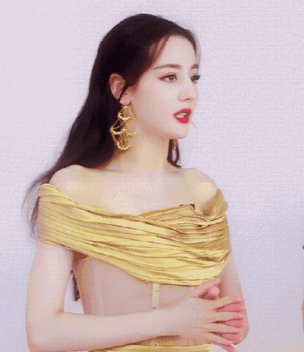 上阳赋|迪丽热巴穿“液体裙”，坐下却暴露腿围，这才是女明星真实的样子