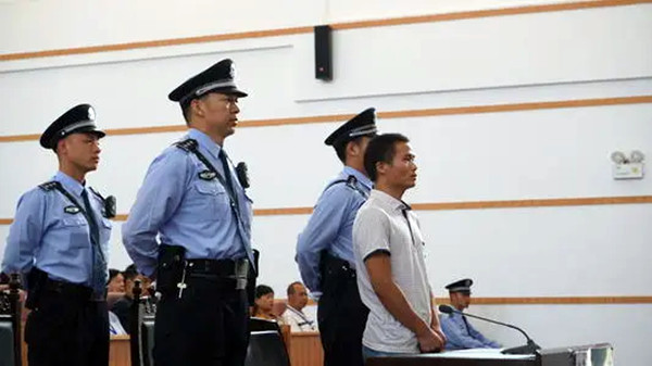 昆明 男子与父母发生经济纠纷,杀害父母及邻居共19人