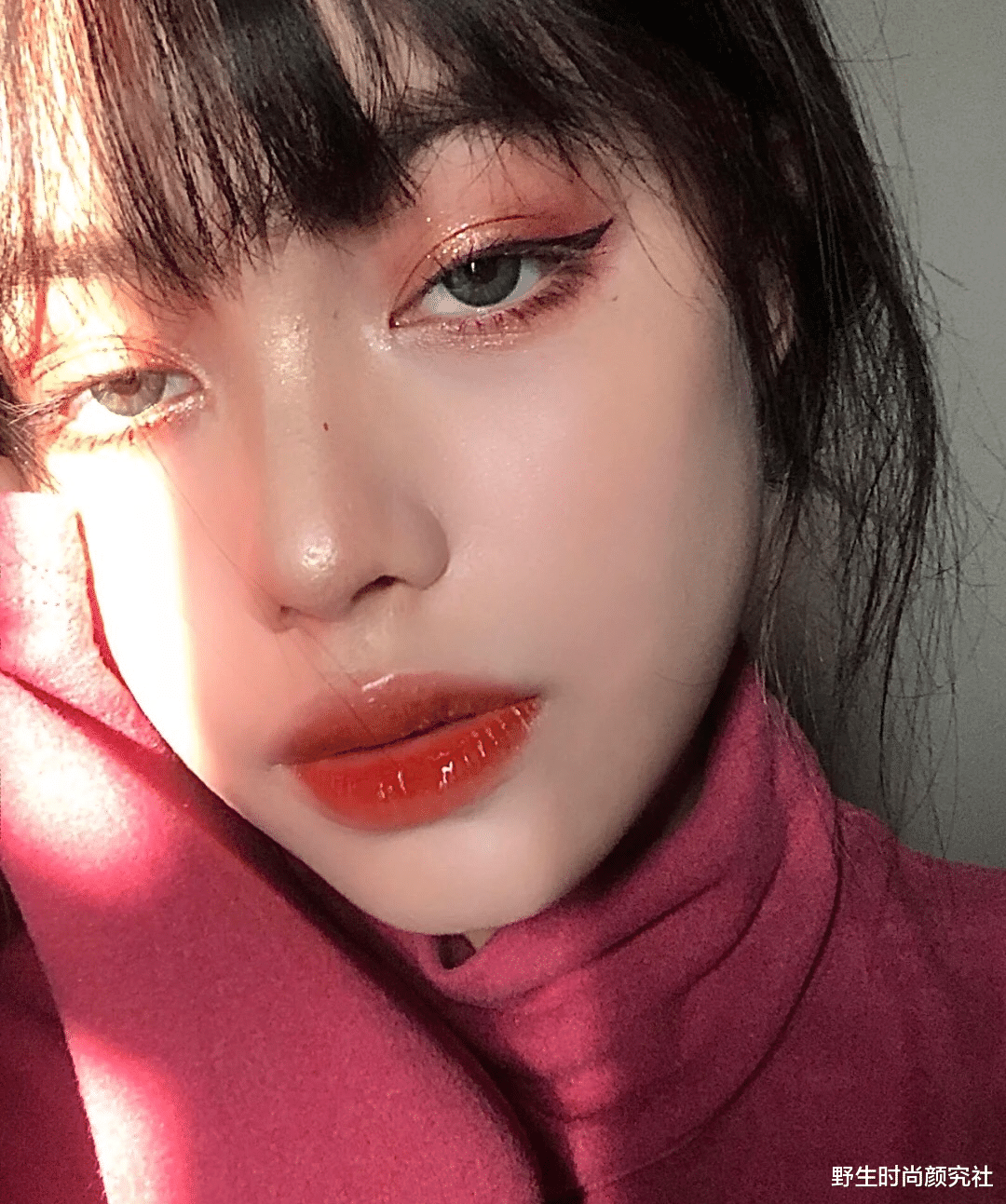 野生时尚颜究社|你会不会涂镜面唇釉?典型的3个误区,涂错了不仅油腻看着还廉价