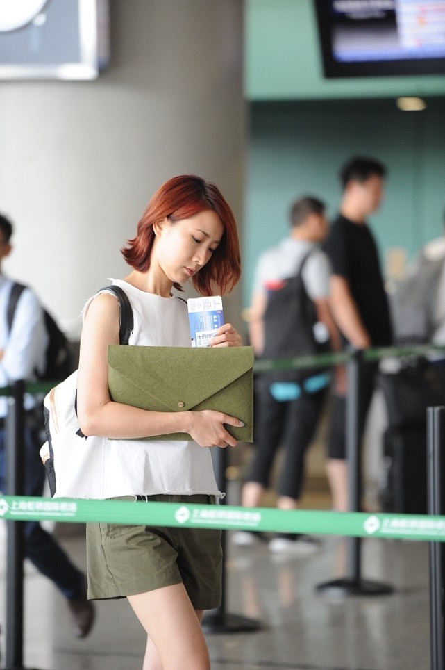 陈赫|陈赫前妻私下里挺“路人”的，背心都开线了也要穿，还挺节省的