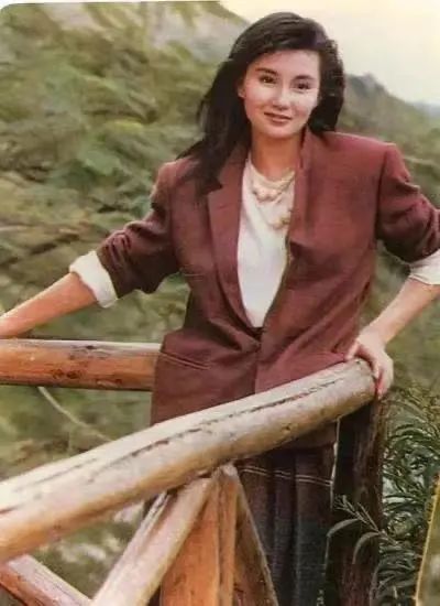 王菲|艳压内娱女星10多年的她，如今画风突变！网友：以前养眼现在辣眼