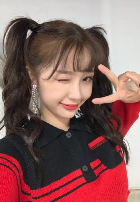 闲鱼有话说|被孙俪长发造型惊艳了，扎双马尾还染“奶奶灰”，配皮衣又美又飒