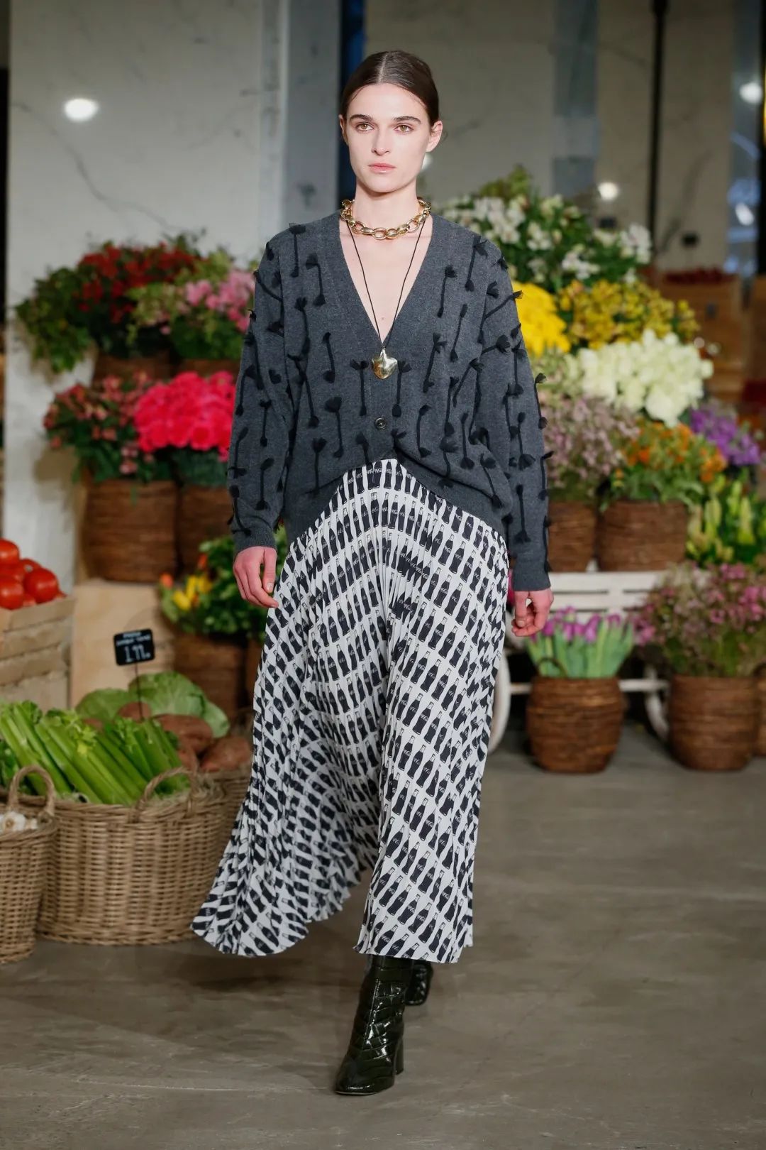 纺织服装时尚内参|Jason Wu 告诉你周末逛超市要这么穿!宽松针织毛衣搭配阔腿裤