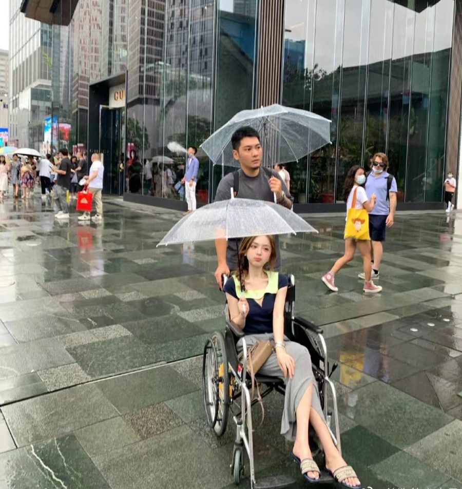  脚是金子做的么？网红美女雨天坐轮椅，自称脚有洁癖不能沾地