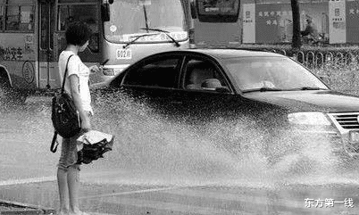 东方第一线 出租车司机溅路人一身，被路人拦截后拒绝道歉，竟将其拖行数米远