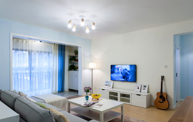 客厅连着阳台,窗帘挂阳台还是客厅?听设计师一分析,讲究多多!