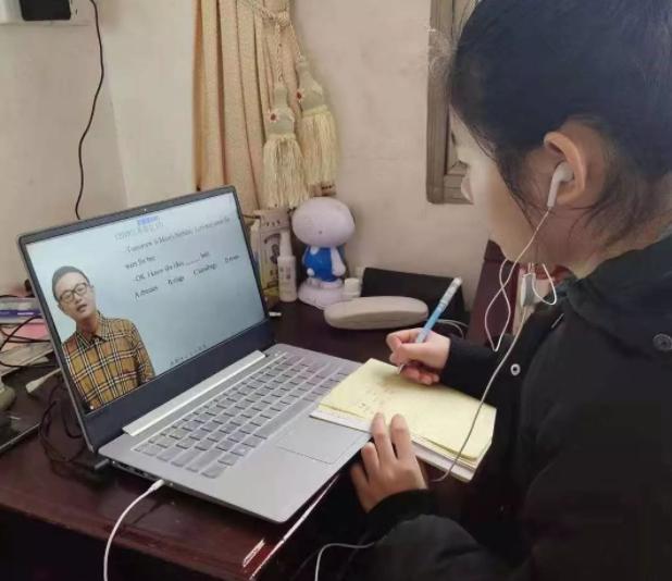 西安某大学因疫情封校，女大学生在宿舍自制麻将，原材料出人意料