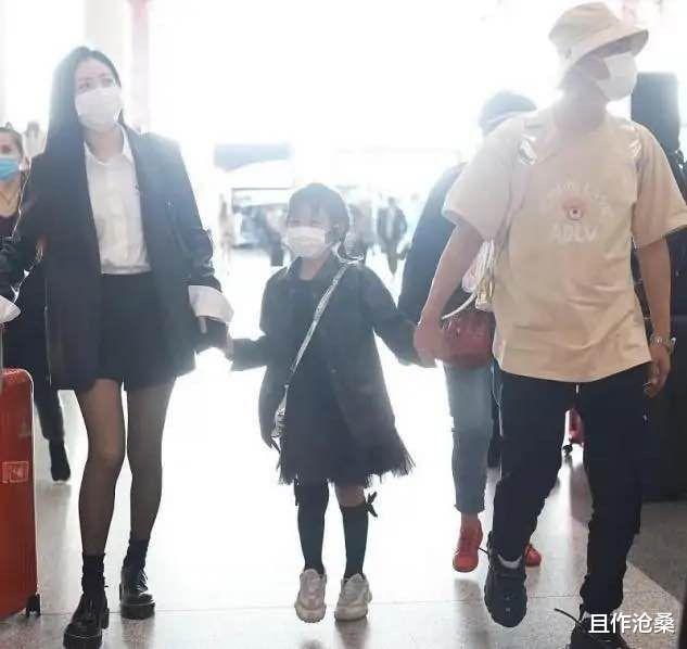 包贝尔|包贝尔一家三口同框，妻子穿黑丝好养眼，女儿更是打扮得像公主