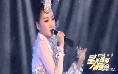 假唱|有人反拿话筒唱完整首歌，假唱歌手治理如何？今年春晚是转折点