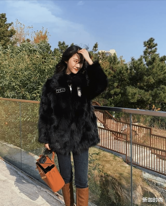 新咖时尚|章小蕙的“贵妇感”浑然天成，白色露腰裙加身，一个眼神风情万种