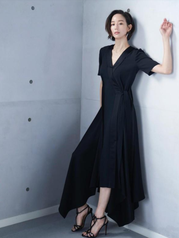 小黑裙|剪了短发的张钧甯英姿飒爽，穿简约小黑裙很抢眼，这小蛮腰谁不爱