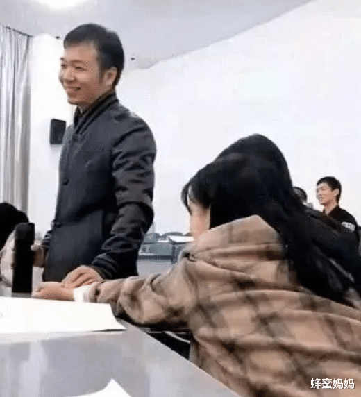 大学|中医老师给女同学“号脉”,本以为是开玩笑,没想到笑容逐渐消失